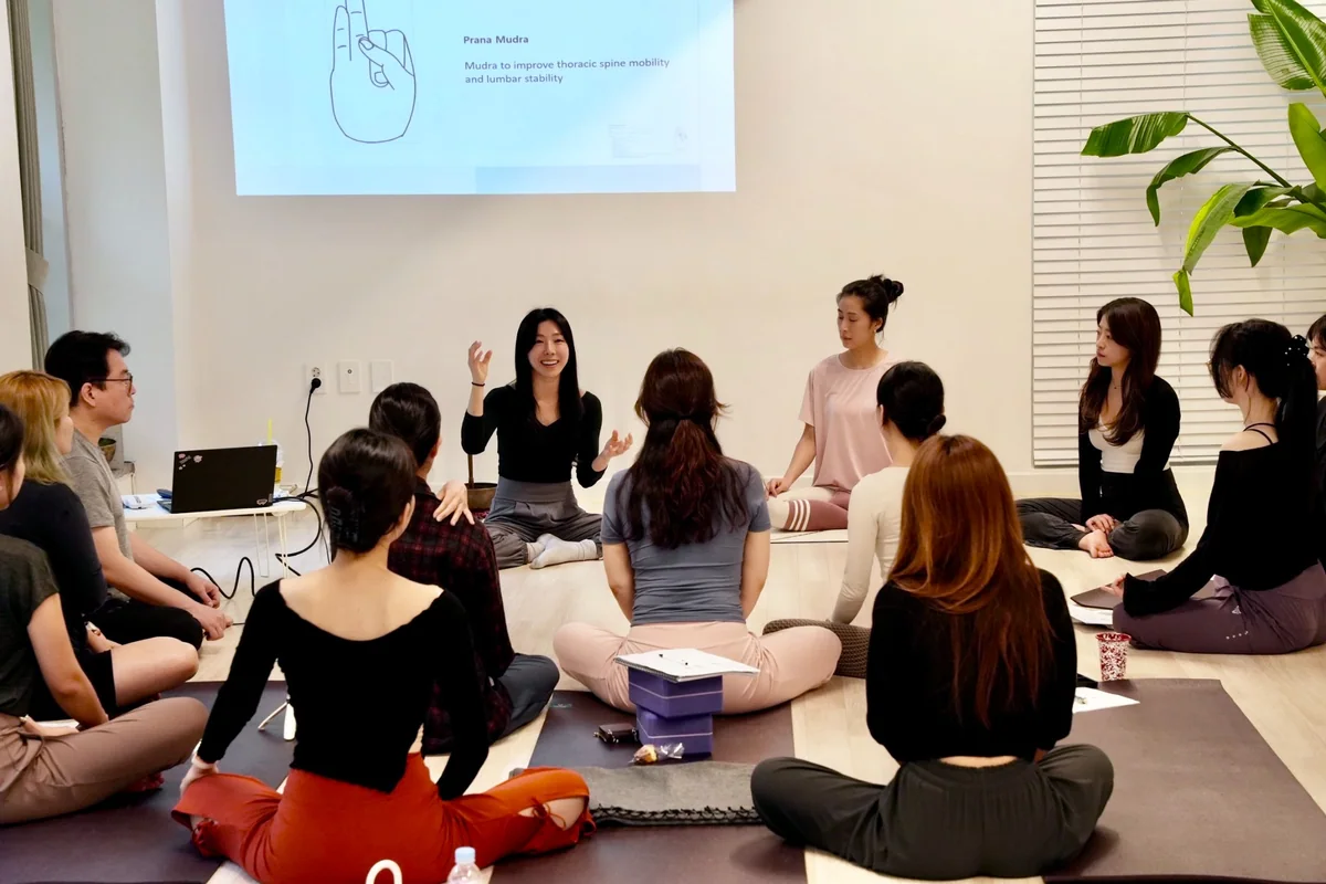 강사를 중심으로 둘러앉아 함께 배우는 요가트리 워크숍 현장